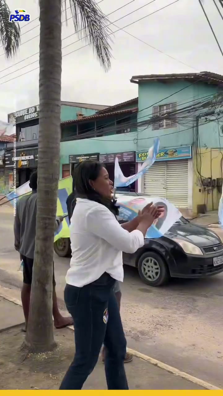 Alessandra caminhando ao lado de apoiadores na rua